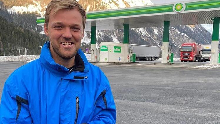 Auf den Knien auf einer Raststätte in Österreich: Kevin Krawietz überraschte seine langjährige Lebensgefährtin mit einem spontanen Heiratsantrag. privat