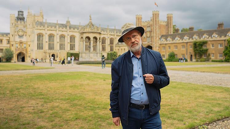 Harald Lesch steht vor dem Trinity College in Cambridge, Isaac Newtons akademischer Heimat.