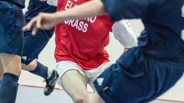 Beim Schuss der Marktleugaster Oliver Turbanisch, im roten Trikot der Pressecker Dominik Gareis