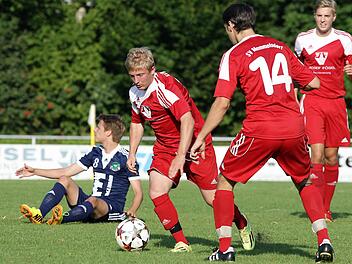 Thomas Malette (am Ball) brachte die Memmelsdorfer am Mittwoch in Großbardorf in Führung. Doch nach Spielende verließen sie als 1:4-Verlierer den Platz. Foto: sportpress