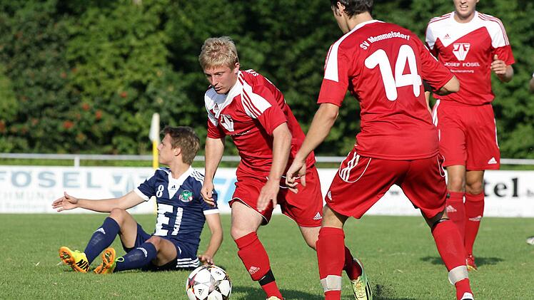Thomas Malette (am Ball) brachte die Memmelsdorfer am Mittwoch in Großbardorf in Führung. Doch nach Spielende verließen sie als 1:4-Verlierer den Platz. Foto: sportpress