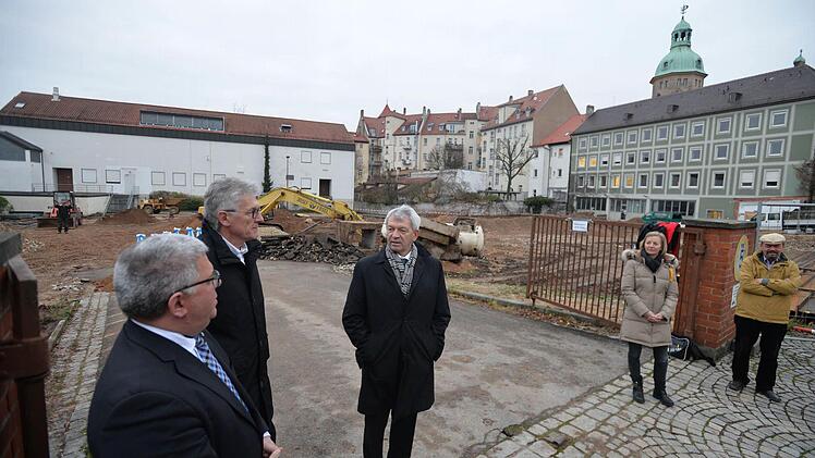 Bgm. Metzner, Gewobau-Geschäftsführer Neuberger und Landrat Kalb vor dem Spatenstich. Foto: Ronald Rinklef