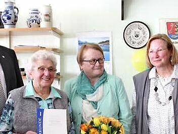 Ein Teil der Geehrten mit den Vorständen: Helmut Lex (v.l.), Karl-Heinz Bauer, Kunigunda Göpfert, Elisabeth Paulus, Sabine Köhler-Huter, Karin Schmitt. Viele andere Geehrte konnten nicht teilnehmen.  Foto: Blum