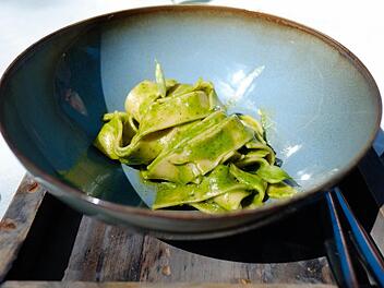 Hausgemachte Bio-Nudeln aus fränkischem Bärlauch. Fotos: Pelke