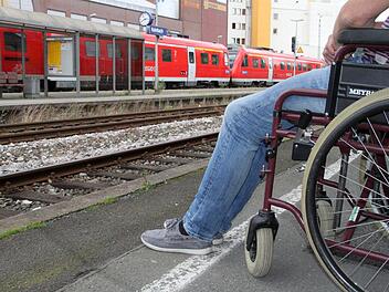 Barrierefreiheit sieht anders aus. In Kulmbach kommen Rollstuhlfahrer vom Bahnhofsgebäude aus nicht auf die Gleise 2 und 3. Foto: Jochen Nützel