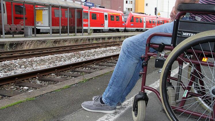 Barrierefreiheit sieht anders aus. In Kulmbach kommen Rollstuhlfahrer vom Bahnhofsgebäude aus nicht auf die Gleise 2 und 3. Foto: Jochen Nützel