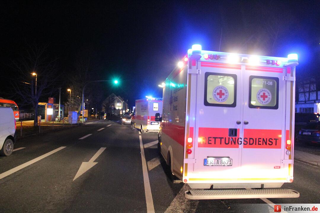 Auto erfasst zwei Fußgänger in Igensdorf
