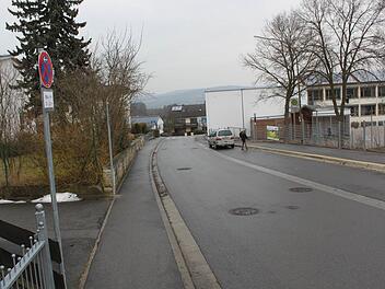 Für die Erweiterung der Haltestelle bei der Grundschule stehen schon Schilder auf der gegenüberliegenden Straßenseite.Foto: Anette Schreiber