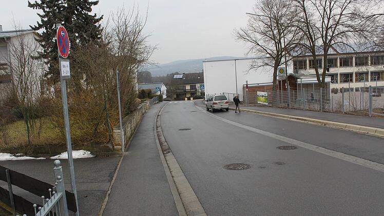 Für die Erweiterung der Haltestelle bei der Grundschule stehen schon Schilder auf der gegenüberliegenden Straßenseite.Foto: Anette Schreiber