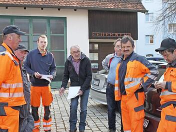 Bürgermeister Krämer (M.) schwört die Helfer ein. Fotos: Carmen Schwind