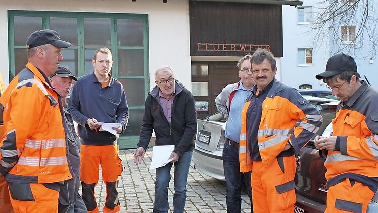 Bürgermeister Krämer (M.) schwört die Helfer ein. Fotos: Carmen Schwind