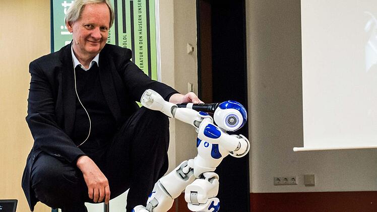 Begegnung Wie sich das Literaturfestival "Coburg liest" auf ungewohntes Terrain begibt und der Wissenschaftsjournalist Ulrich Eberl einlädt zur Reise in eine Welt voller smarter Maschinen.