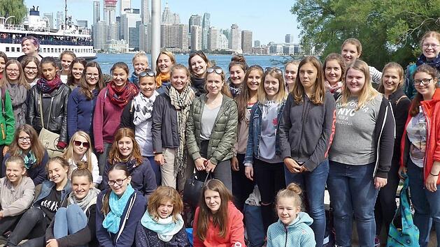 Die M&auml;dchenkantoprei vor der Skyline von Toronto Foto: p