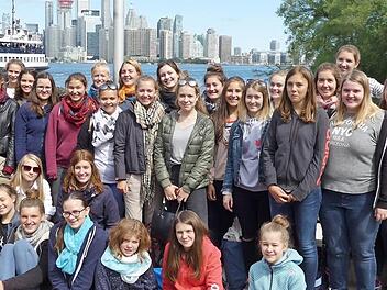 Die Mädchenkantoprei vor der Skyline von Toronto Foto: p