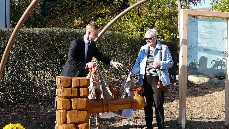 B&uuml;rgermeister Bernd H&ouml;fer enth&uuml;llte mit Elke Fuchsberger die neue geschnitzte Sagenfigur. Foto: Karin G&uuml;nther