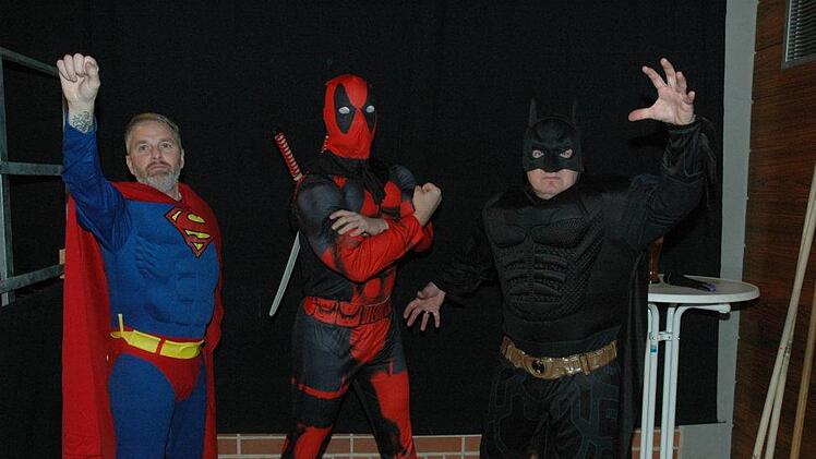 Superman, Deadpool und Batman standen in Weidach den Feiernden des Kinderfaschings hilfreich zur Seite. Foto: Edwin Meißinger