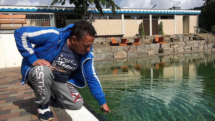 Brrrrr. Ganz schön frisch, das Wasser im Ebracher Naturbad nach einer Nacht mit nur zwölf Grad Celsius. Foto: Anette Schreiber