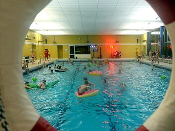 Über 100 Kinder feierten bei der diesjährigen eine  Poolparty. Foto:  Peter Rauch