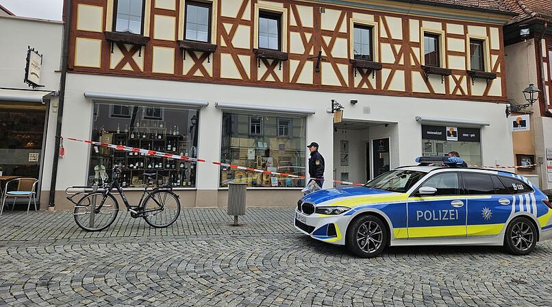 Maskierte T&auml;ter &uuml;berfallen Juwelier im Kreis Erlangen H&ouml;chstadt - Angestellte durch Pfefferspray verletzt