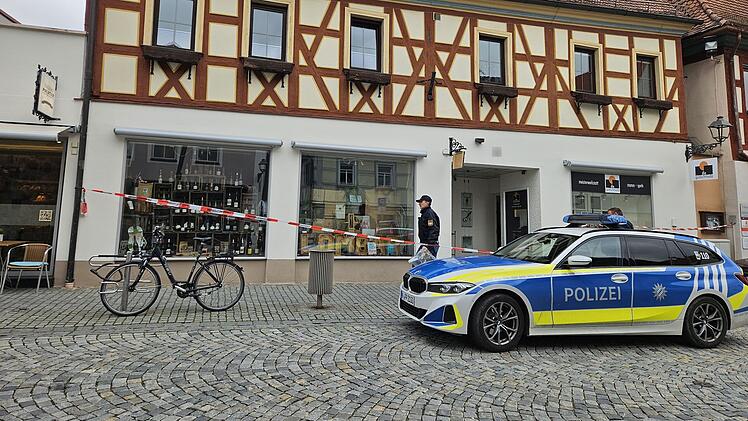 Maskierte T&auml;ter &uuml;berfallen Juwelier im Kreis Erlangen H&ouml;chstadt - Angestellte durch Pfefferspray verletzt