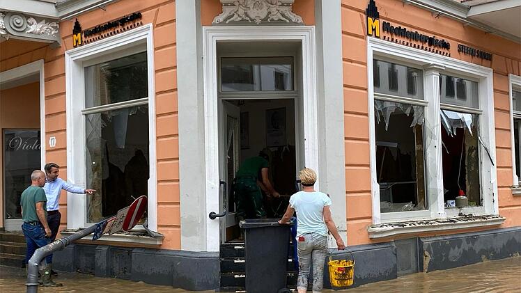 Betroffene Anwohnerinnen und Anwohner erinnern sich in der Dokumentation an die Flut und das anschlie&szlig;ende Chaos bei den Aufr&auml;umarbeiten.