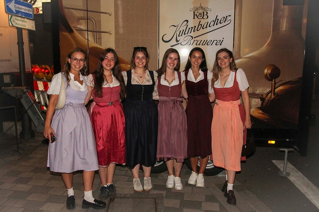 Die Stadlbesucher feierten mit den Stoapf&auml;lzer Spitzbuam.