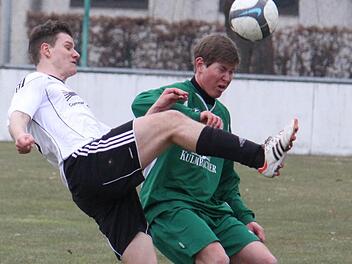 Wie in Burgkunstadt - hier Tobias Geldner (links) gegen Steven Moore (TSV Neudrossenfeld) - trifft Neudrossenfeld heute in Thiersheim wieder auf eine abstiegsgefährdete Mannschaft. Ob beim Gastspiel im Fichtelgebirge der Knoten platzt? Foto: Michael Foltes