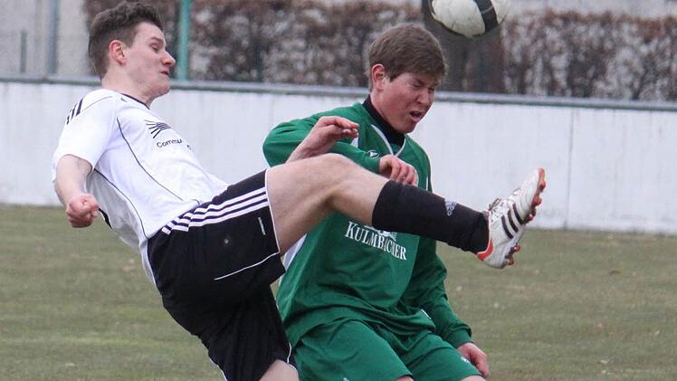 Wie in Burgkunstadt - hier Tobias Geldner (links) gegen Steven Moore (TSV Neudrossenfeld) - trifft Neudrossenfeld heute in Thiersheim wieder auf eine abstiegsgefährdete Mannschaft. Ob beim Gastspiel im Fichtelgebirge der Knoten platzt? Foto: Michael Foltes