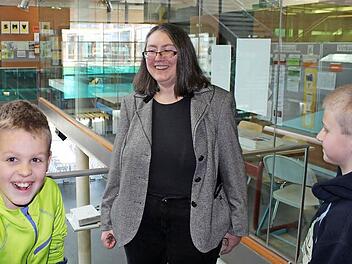 Jutta Romeis (hier im Gespräch mit zwei Fünftklässlern) fühlt sich in der Höchstadter Realschule auf Anhieb wohl. Foto: Andreas Dorsch