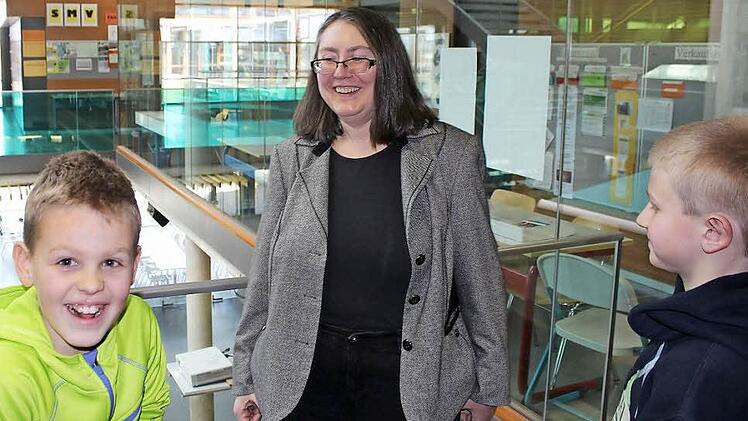 Jutta Romeis (hier im Gespräch mit zwei Fünftklässlern) fühlt sich in der Höchstadter Realschule auf Anhieb wohl. Foto: Andreas Dorsch
