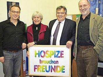 Bei der Spendenübergabe (von links): Kassierer Frank Schuberth, Schriftführerin Ingrid Steinhäußer, Stiftungsrat Jürgen Wittman und Vorsitzender Peter Witton  Foto: Heike Schülein