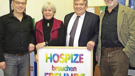 Bei der Spendenübergabe (von links): Kassierer Frank Schuberth, Schriftführerin Ingrid Steinhäußer, Stiftungsrat Jürgen Wittman und Vorsitzender Peter Witton  Foto: Heike Schülein