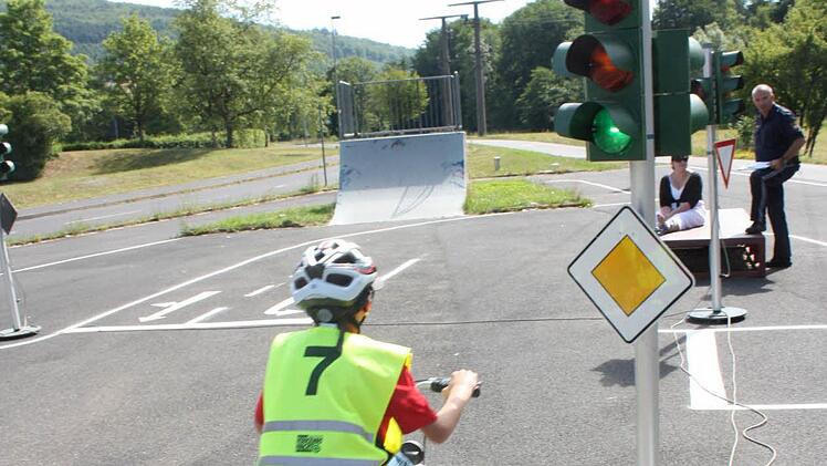 Schüler bei der Verkehrswacht. Foto: Robert Huger
