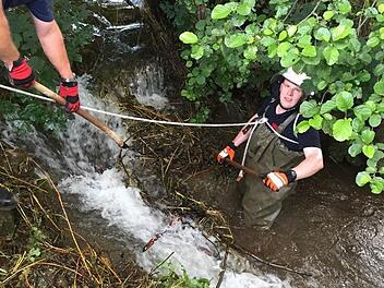 Holger Reinlein (rechts) beim Entfernen des Biberdammes in der Lauter  Foto: Feuerwehr