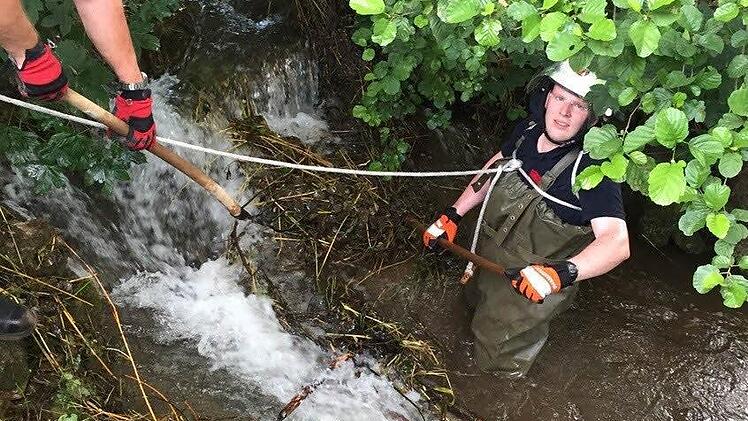 Holger Reinlein (rechts) beim Entfernen des Biberdammes in der Lauter  Foto: Feuerwehr