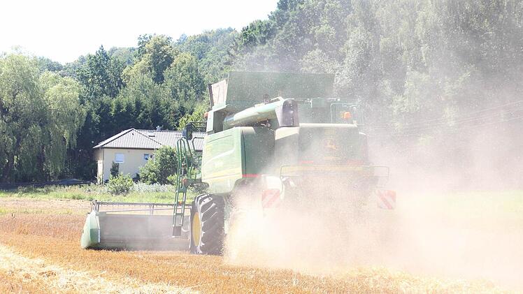 Der Mähdrescher zieht bei Dörfles eine riesige Staubwolke hinter sich her.  Foto: Friedwald Schedel