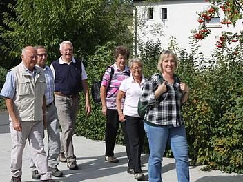 Claudia Höfler (vorn) mit der Wandergruppe aus Naila kurz vor dem "Einmarsch" beim Bildungszentrum. Fotos: Michael Wunder