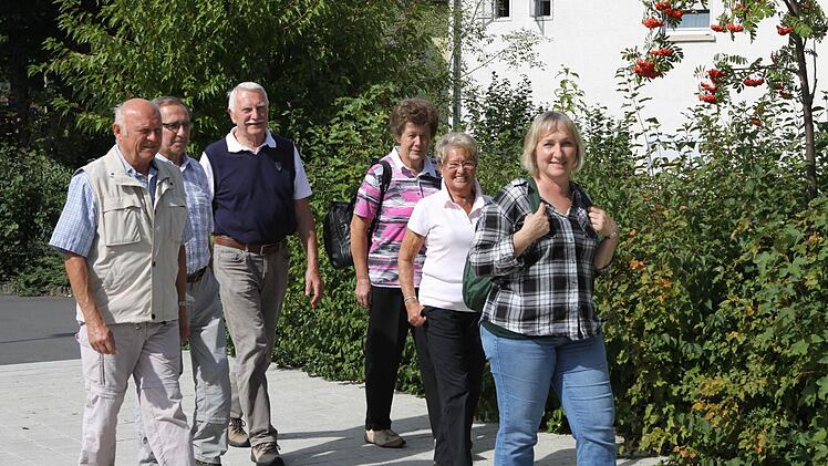 Claudia Höfler (vorn) mit der Wandergruppe aus Naila kurz vor dem "Einmarsch" beim Bildungszentrum. Fotos: Michael Wunder