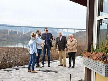 Begutachten die Baufortschritte im Ausflugslokal am Froschgrundsee (von links): Doreen Knorr, Hannes Scammell, Marco Steiner, Fritz und Sibylle Großmann. Foto: Rainer Lutz