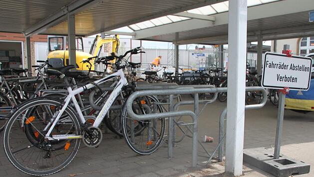 27 Räder standen am Dienstagmittag im Verbotsbereich. Im Hintergrund laufen die Bauarbeiten für den Fußgänger-Tunnel.  Foto: Andreas Schmitt