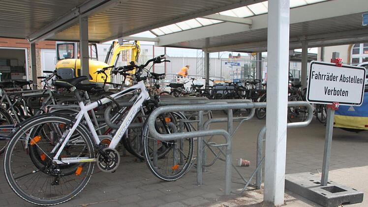 27 Räder standen am Dienstagmittag im Verbotsbereich. Im Hintergrund laufen die Bauarbeiten für den Fußgänger-Tunnel.  Foto: Andreas Schmitt