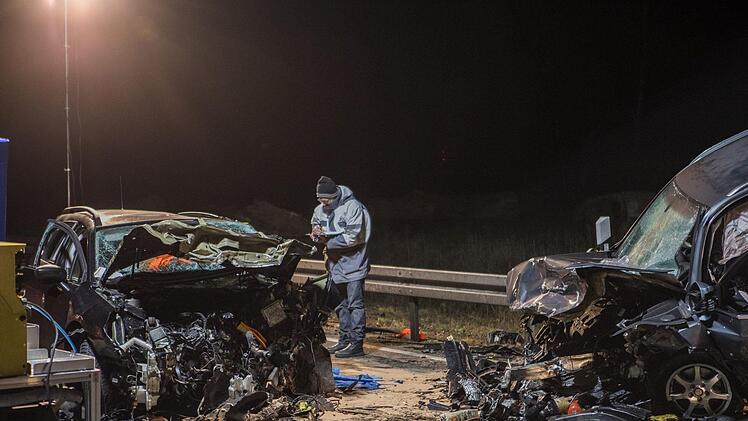 Bei einem schweren Unfall auf der B2 im Kreis Wei&szlig;enburg-Gunzenhausen ist ein Mann get&ouml;tet worden, sechs Menschen wurden teils lebensgef&auml;hrlich verletzt.  Foto: NEWS5 / Goppelt