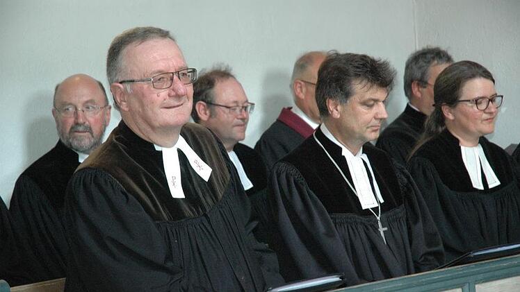 Pfarrer Peter Mierdel (vorne, links) aus Gro&szlig;garnstadt wurde in den Ruhestand verabschiedet. Foto: Edwin Mei&szlig;inger