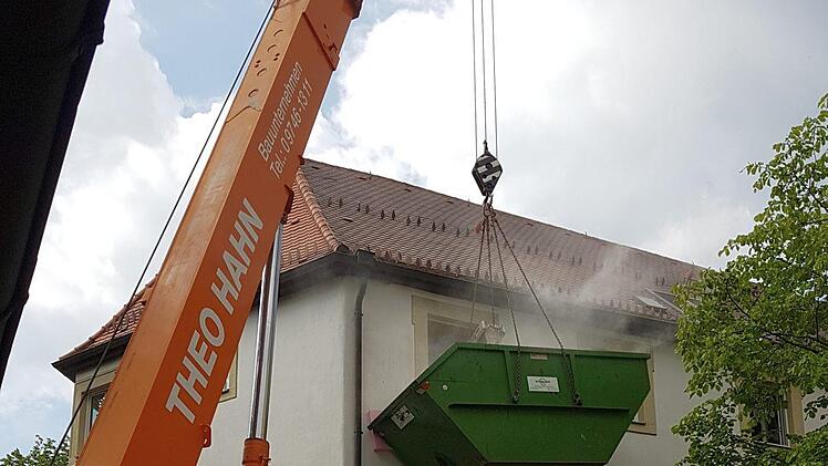 Im Zuge der Bauarbeiten kommt so einiges in den Container. Foto:  Jugendbildungsstätte Volkersberg