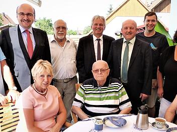 Unser Bild zeigt Herbert Friedmann (sitzend) im Kreise seiner Geburtstagsgäste. Foto: Werner Reißaus