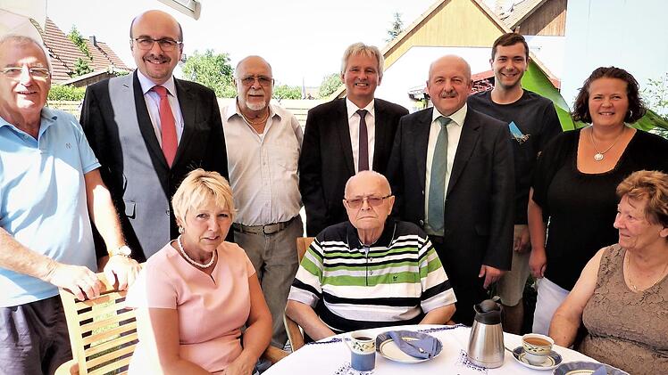 Unser Bild zeigt Herbert Friedmann (sitzend) im Kreise seiner Geburtstagsgäste. Foto: Werner Reißaus