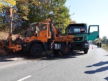 Unfall bei Lichtenfels: LKW kracht in Fahrzeug des städtischen Bauamtes. Foto: Christoph Wiedemann