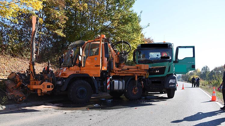 Unfall bei Lichtenfels: LKW kracht in Fahrzeug des städtischen Bauamtes. Foto: Christoph Wiedemann