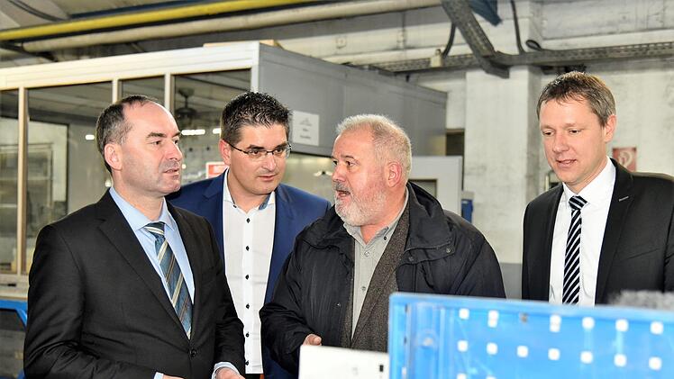 Besuch in einem Hightech-Unternehmen: Hubert Aiwanger, Christian Gunsenheimer, Richard T. Utzschneider und Marco Steiner bekamen am Samstag die Nachricht, dass Saint Gobain eine Millioneninvestition am Standort Rödental plant. - Foto: Gabi Arnold