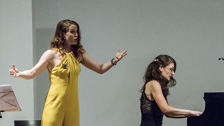 Nora Lentner und Klara Hornig beeindruckten das Publikum mit dem Liederabend "Musik und Magie".Foto: Jochen Berger